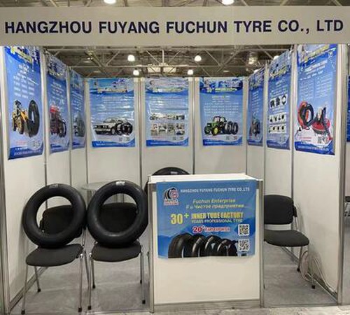 Un fabricant de chambres à air de 32 ans présente sa force au Salon internati...